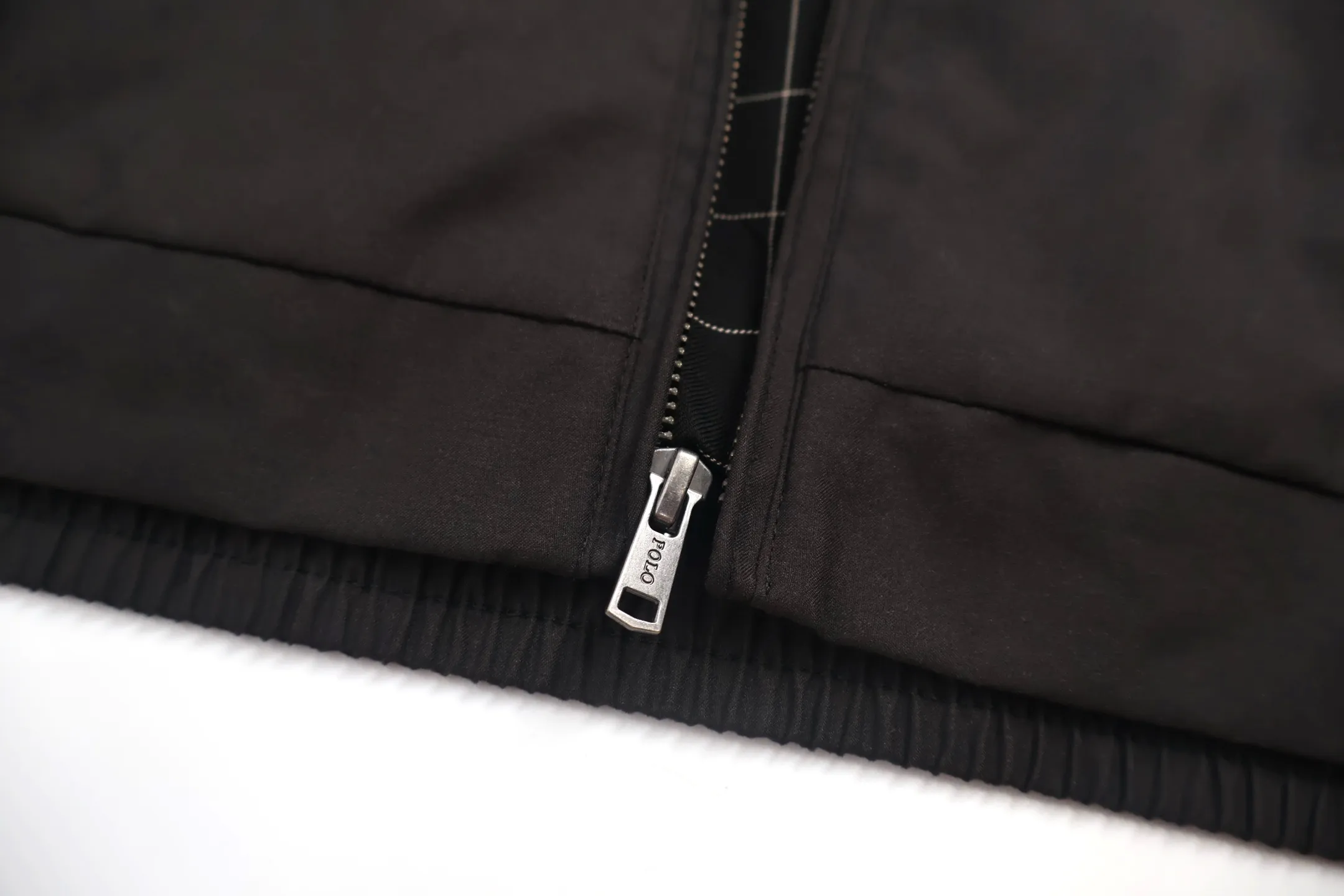 P590 [Exclusive supply] Ralph Lauren embroidered zipper jacket (black), custom-made cotton fine twill elegant fabric, soft and silky, comfortable and close to the skin, with khaki as the base color, soft and unobtrusive. Adopt imported machine embroidery technology, use advanced computer control system and precision mechanical components to achieve the iconic pony embroidery operation with high precision and smooth and delicate lines. Template machine bag opening The preset template guides the position, shape and size of the bag opening. The accuracy ensures the quality of the bag opening effect. The infrared positioning cutting machine uses an infrared transmitter and an infrared receiver to achieve precise positioning of materials. The accuracy can reach the micron level, thereby meeting the effect of high-precision cutting of plaid alignment. The fabrics have been carefully washed and have a better feel and texture. They are not easy to deform, shrink or fade, and maintain long-term beauty. Accessories customized 1:1 Ralph Lauren horn buckle. Size:S-M-L-XL